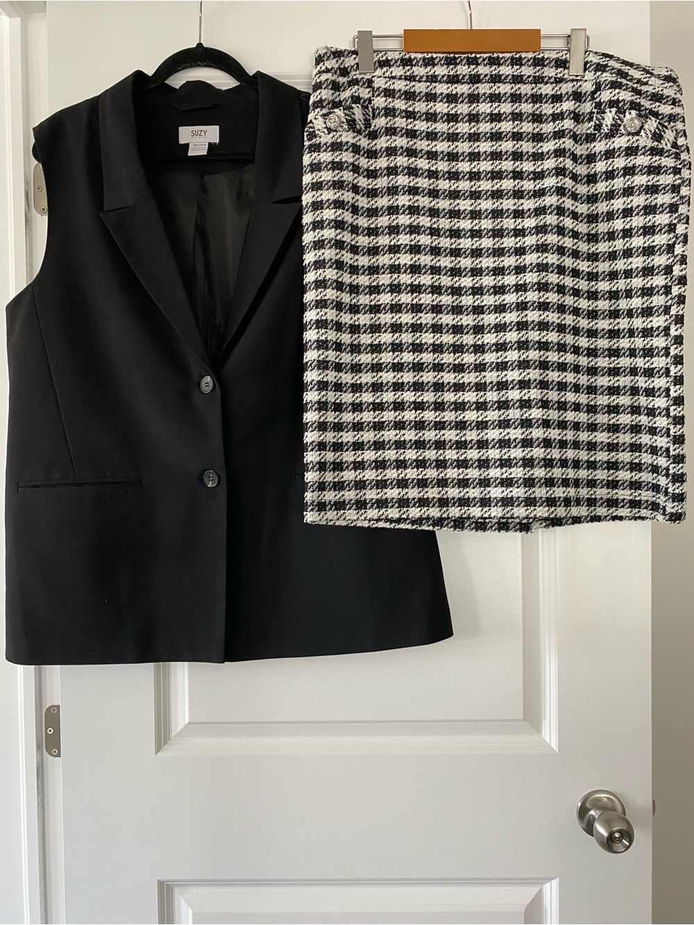 Black Sleeveless Blazer with Black & White Houndstooth Skirt XXL both 23.00